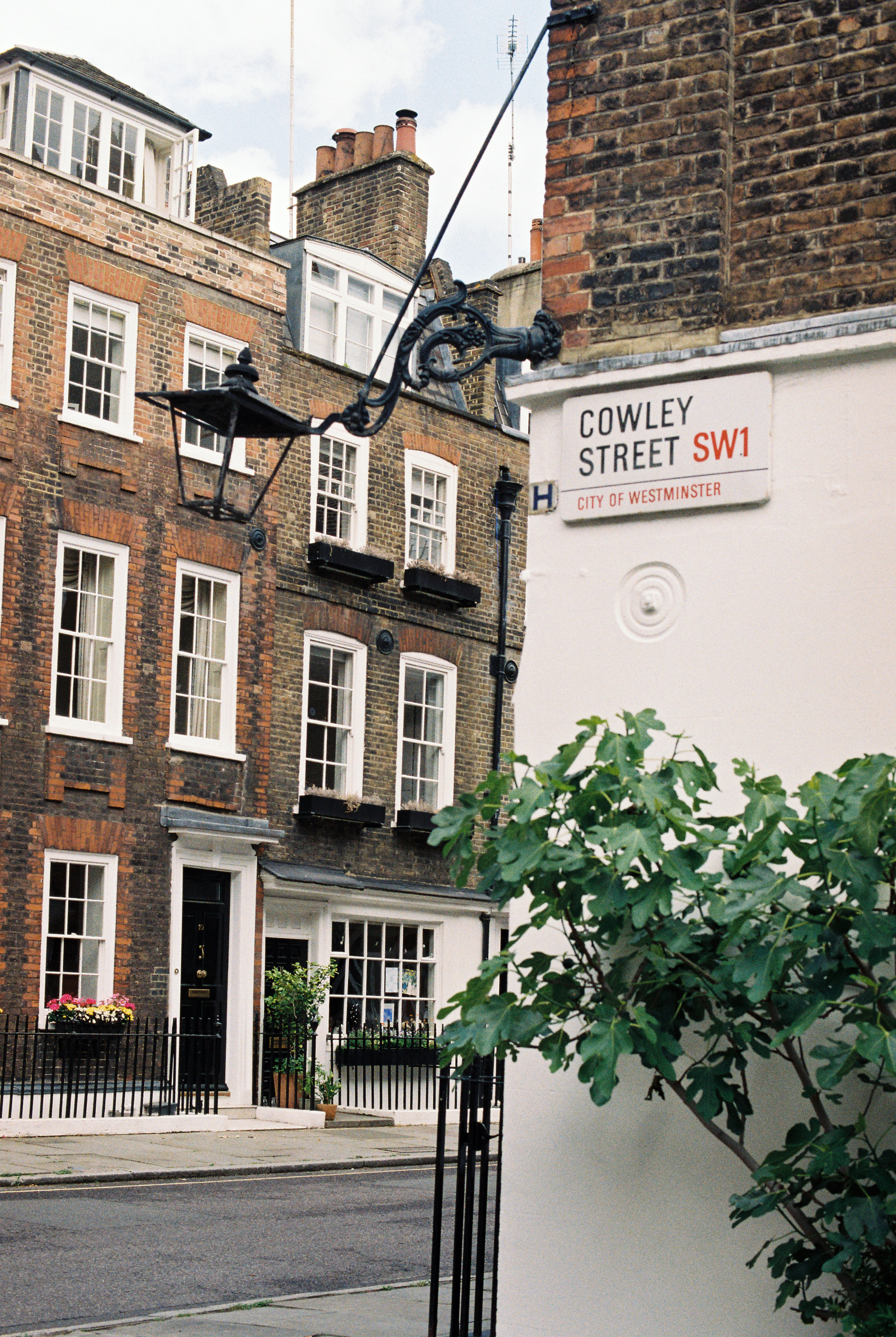 a building with a sign that says cowley street sw1